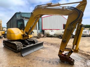 Side of machine Komatsu PC80